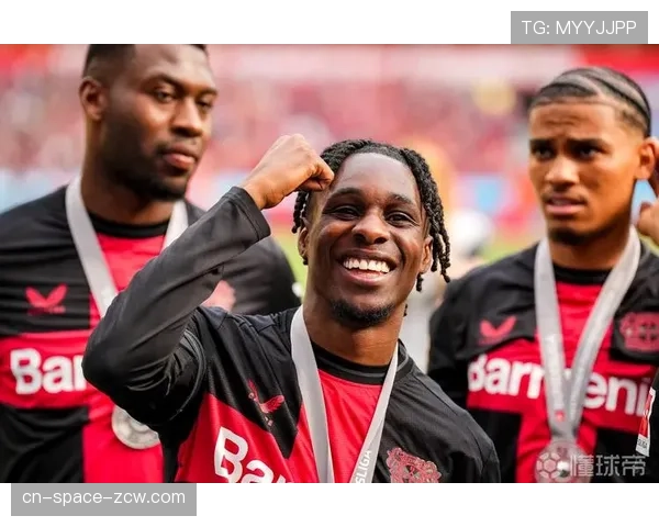 关键瞬间：勒沃库森前锋弗林蓬一次前场压迫，直接造就球队扳平进球